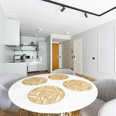 Rosi Art Deco With Parking Tallin